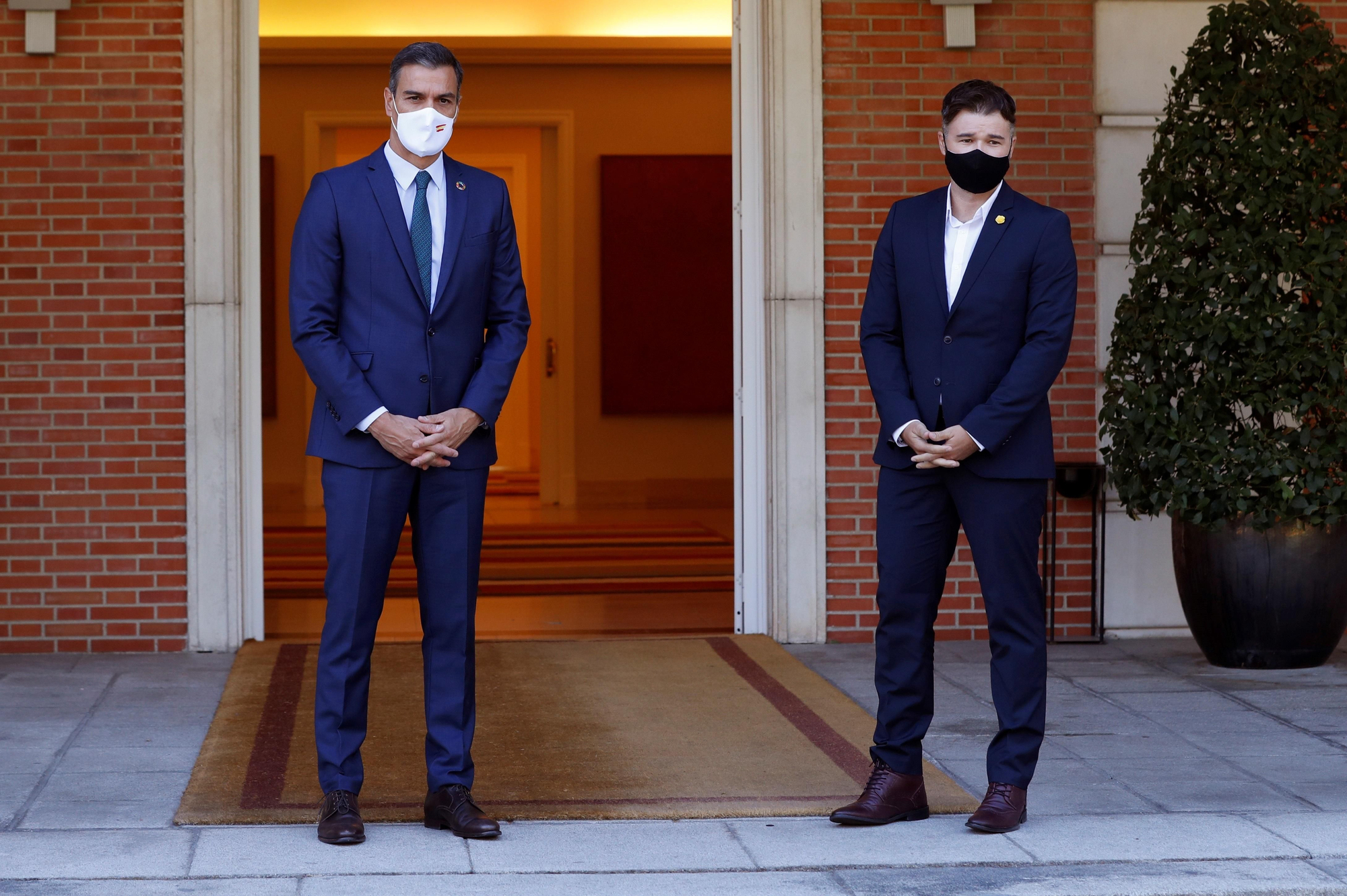 El presidente del Gobierno, Pedro Sánchez, recibe al portavoz de ERC, Gabriel Rufián (d), este jueves en el Palacio en La Moncloa. EFE/J.J. Guillén