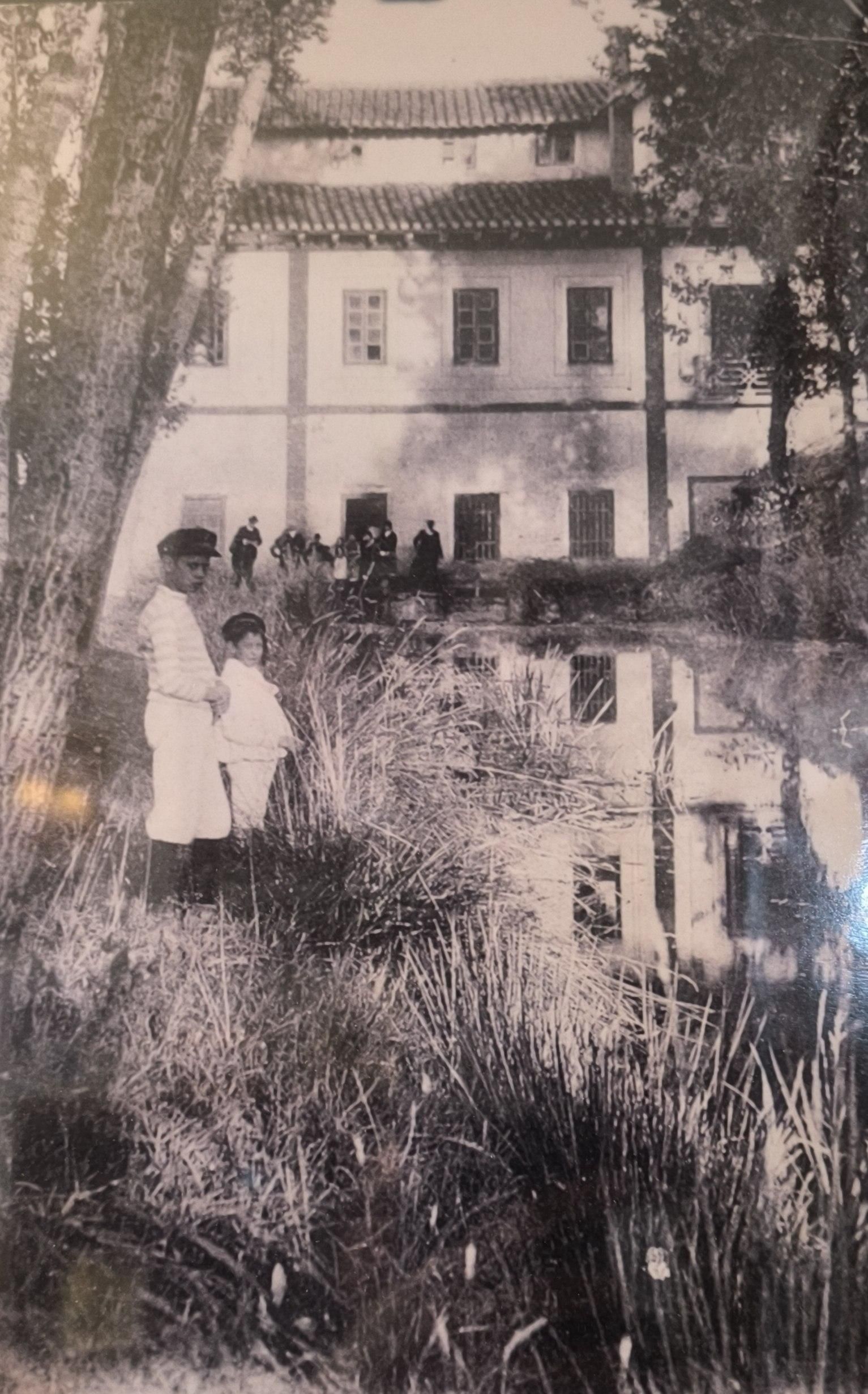 Imagen de la antigua fábrica de funda de paja, en el entorno de Villa Blanca.