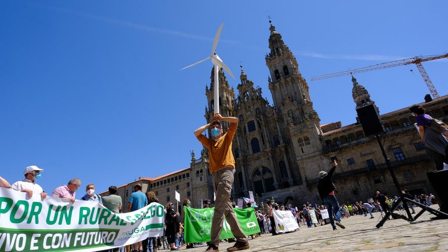 Miles de personas salen a la calle para pedir que pare la proliferación de proyectos eólicos en Galicia