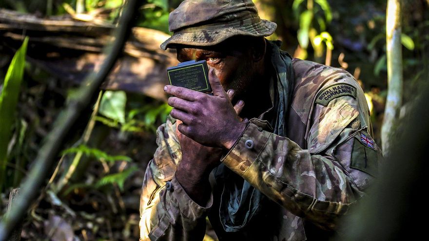 Un soldado británico se pone camuflaje en la cara en unas maniobras en Belize.