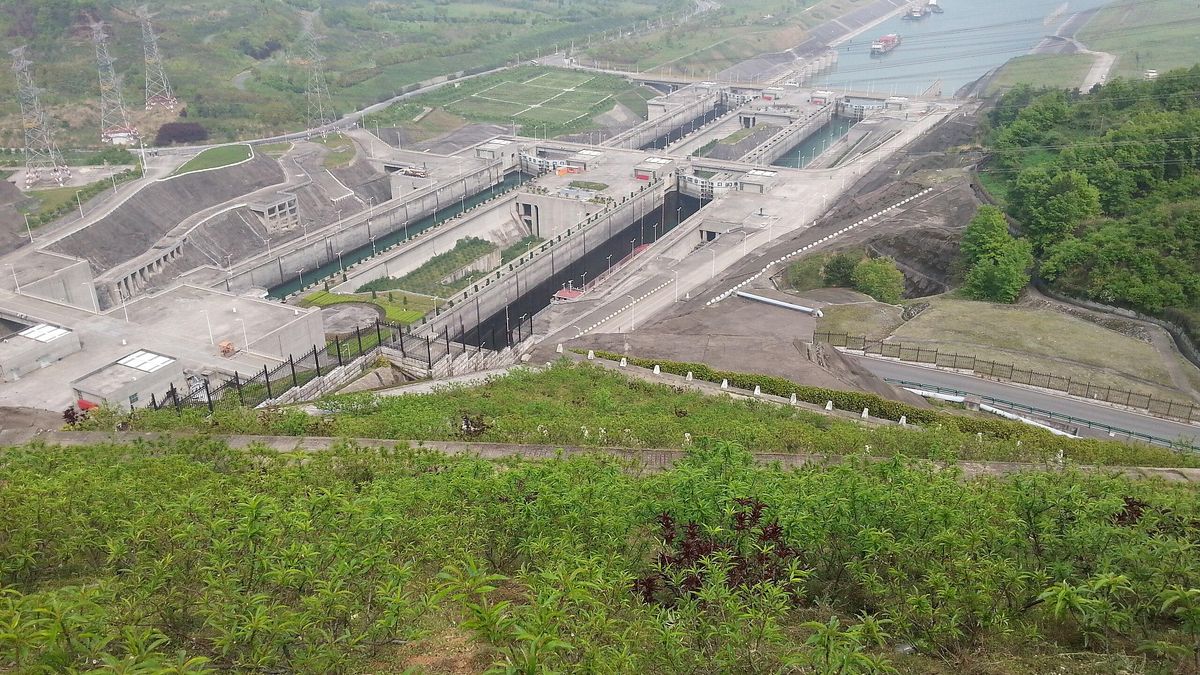 El sistema de esclusas y el ascensor para barcos facilitan el transporte fluvial y refuerzan el papel estratégico de la presa en la economía local