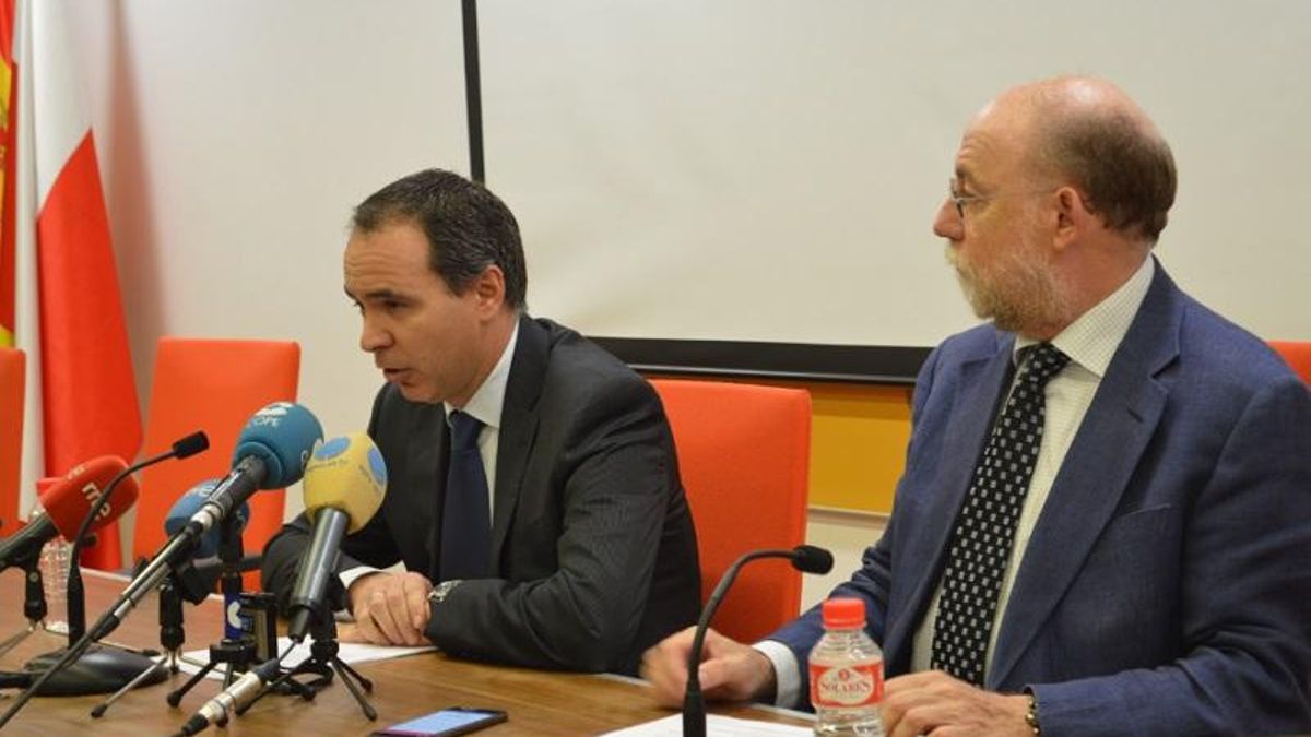 El doctor Santiago Raba, vicepresidente del sindicato médico de Cantabria y Vicente Alonso, secretario del mismo. | SARA AJA