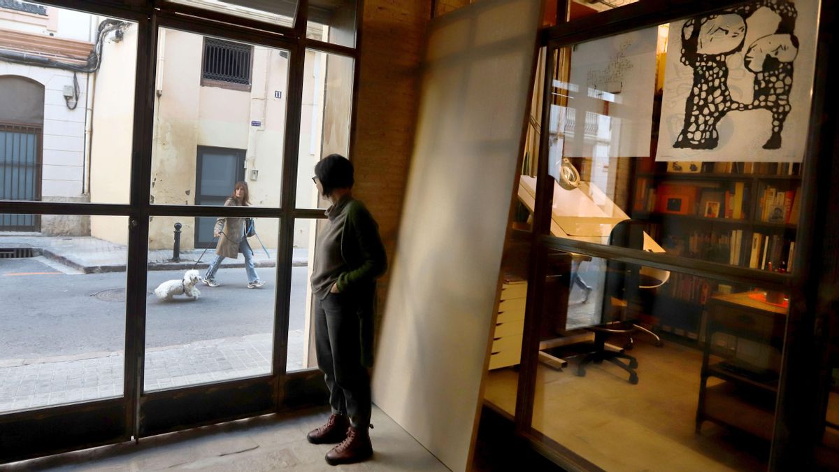 “Ja no em pregunte si soc pintora, professora o investigadora. Soc un tot que es retro alimenta i em sosté i fa que isquen coses amb honestedat”, reflexiona l’artista Mery Sales.