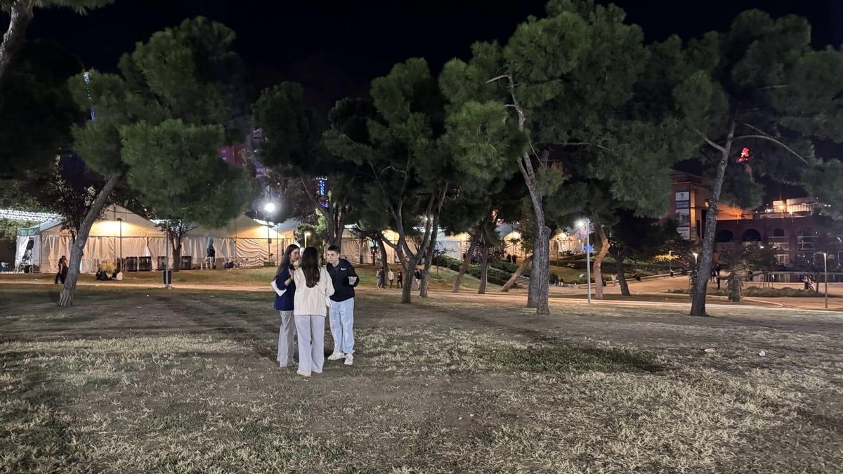 Parte del recinto ferial que queda vacía cuando se cierra el recinto por haber completado el aforo en la zona de conciertos