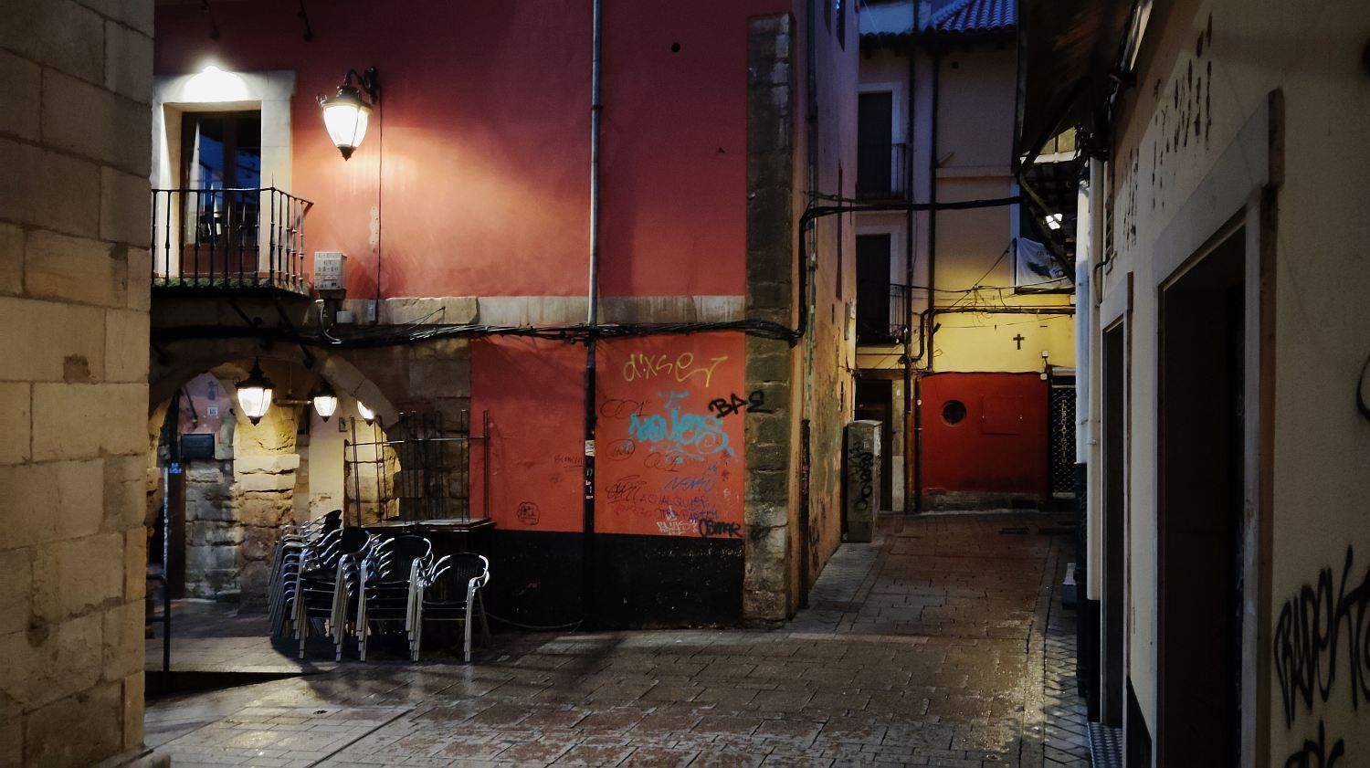 Aquí desemboca el callejón anterior. Al fondo, la calle Matasiete.