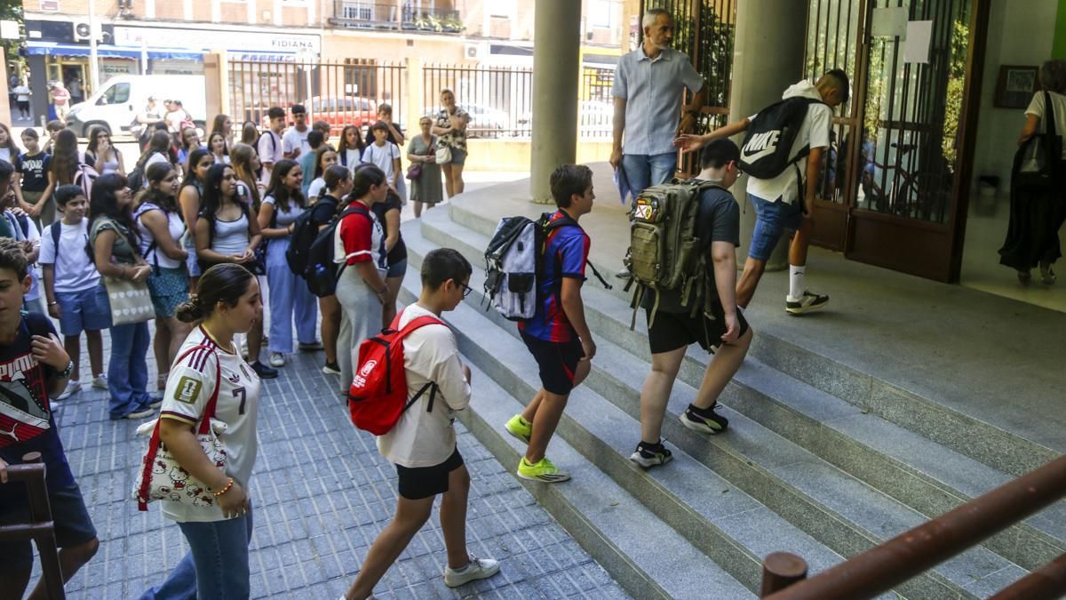 Los institutos de Córdoba abren sus puertas para iniciar las clases con más de 75.500 alumnos