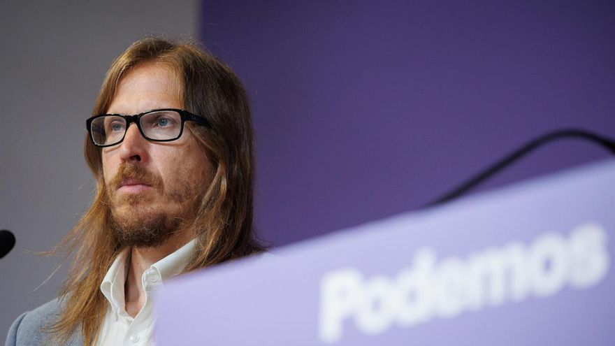 Archivo - El secretario de Organización y Portavoz de Podemos, Pablo Fernández, durante una rueda de prensa