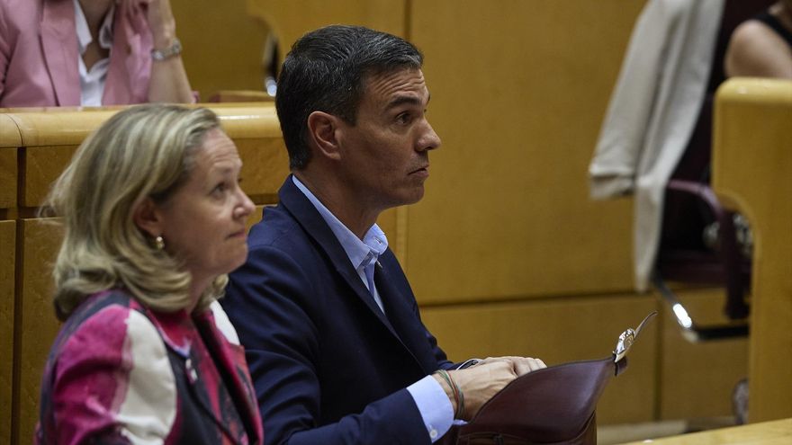 La vicepresidenta primera y ministra de Asuntos Económicos y Transformación Digital, Nadia Calviño y el presidente del Gobierno, Pedro Sánchez, en el Senado, este martes.
