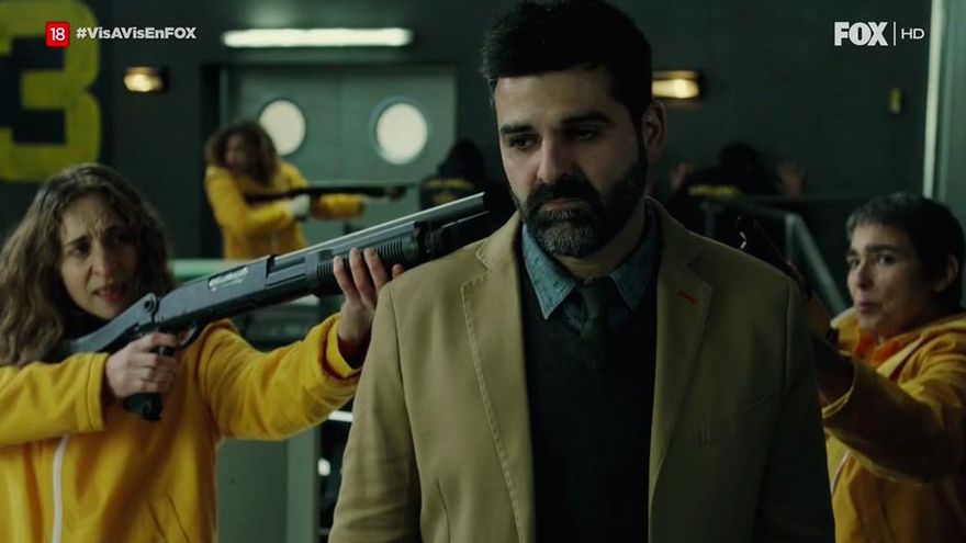 Tere y Sole apuntando