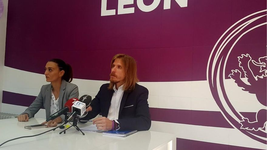 La concejala de León Despierta en León María Hernández y el secretario autonómico de Podemos, Pablo Fernández.