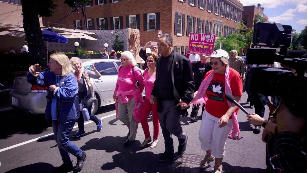 Jesse Jackson, con activistas de CodePink, junto a la embajada de Venezuela en Washington DC, en mayo de 2019.