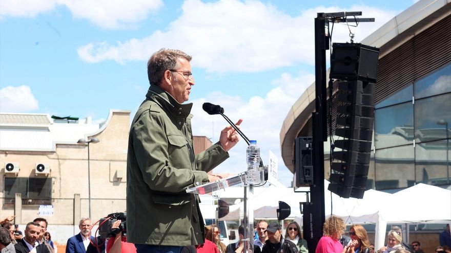 El presidente del Partido Popular, Alberto Núñez Feijóo, interviene durante un mitin en la estación central de Getafe, a 13 de mayo de 2023, en Getafe, Madrid (España).