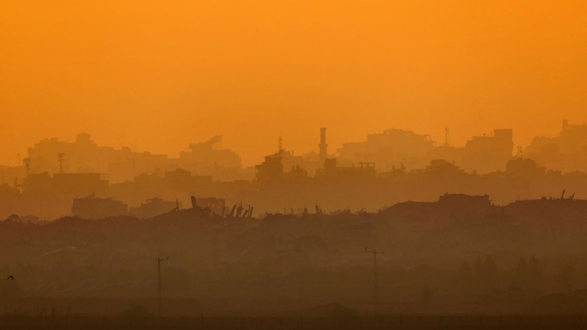 Foto tomada desde la frontera israelí con la Franja de Gaza, muestra edificios destruidos en territorio palestino