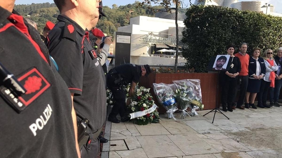 Familiares y compañeros del ertzaina Txema Agirre le rinden homenaje en el 20º aniversario de su asesinato por ETA