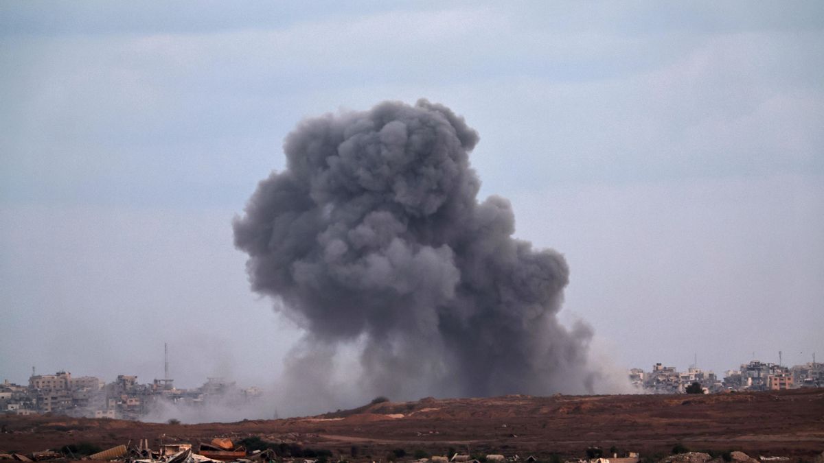 El humo se eleva como resultado de un ataque israelí en las afueras de la ciudad de Gaza, visto desde el lado israelí de la frontera, el 6 de octubre de 2025. 