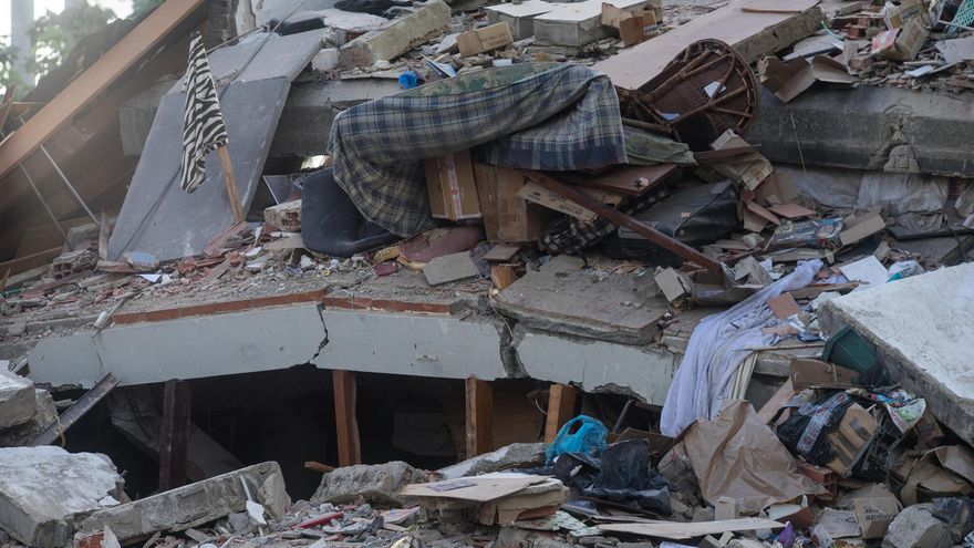 Edificios colapsados por los terremotos, este jueves durante las labores de remoción de escombros y búsqueda de sobrevivientes en el municipio de Chacao, en el este de Caracas.
