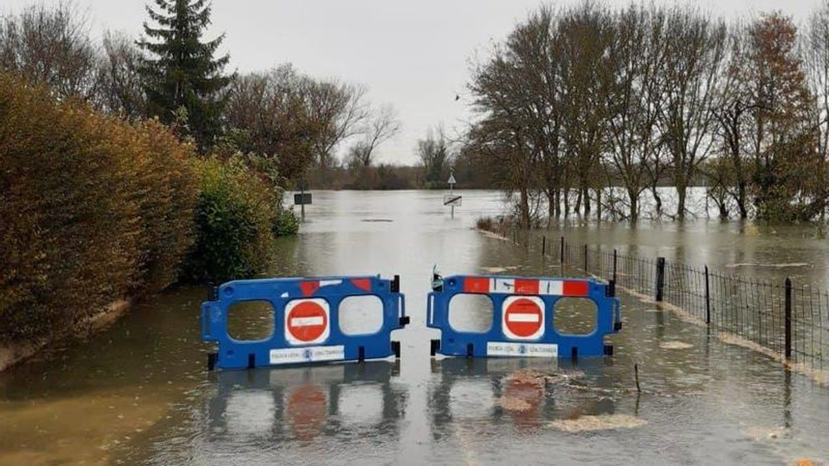 Un Zadorra desbordado, carreteras anegadas y una nueva mesa de crisis por las inundaciones