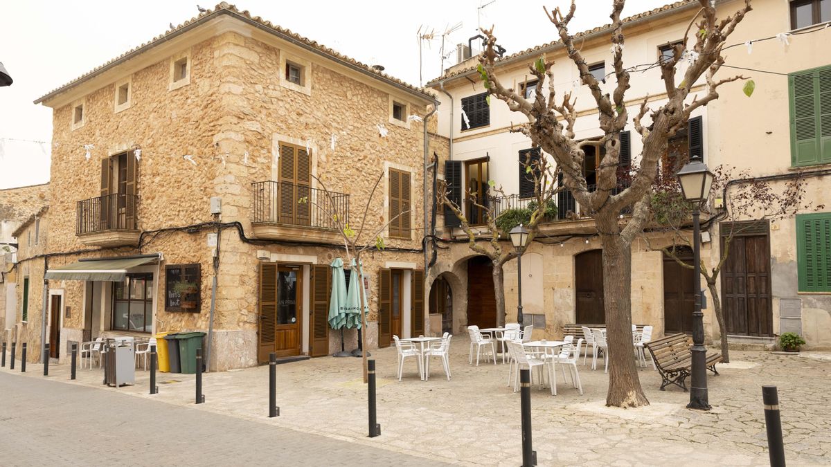 Vista general de la plaza del Ajuntament y del bar Can Prim, principal punto de encuentro social del pueblo