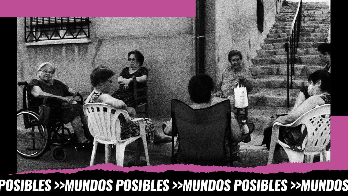 Mujeres sentadas "a la fresca" en un pueblo de España