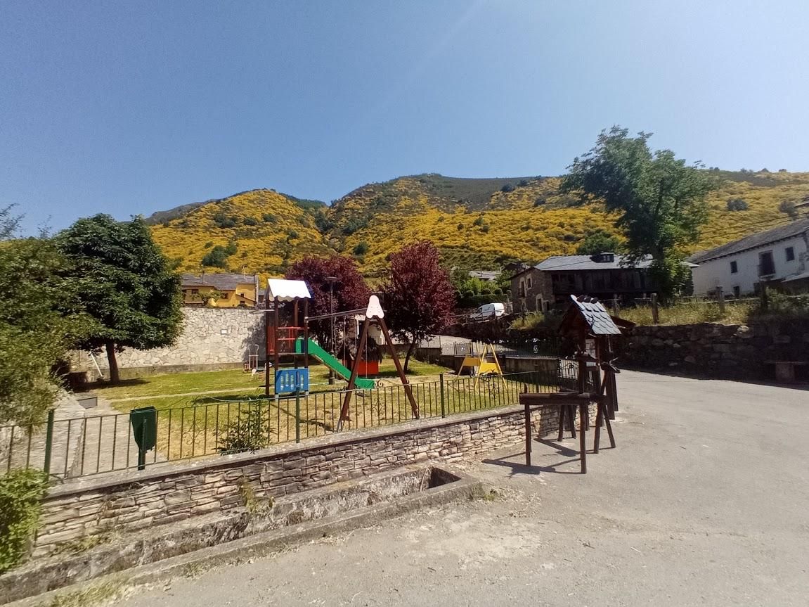 Parque infantil en Sosas de Laciana