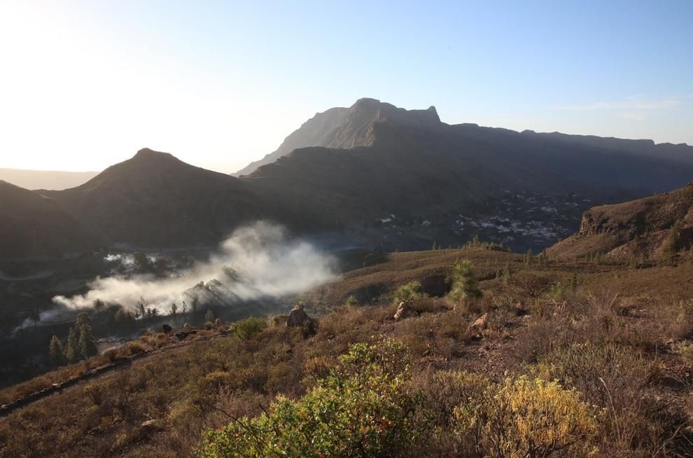 Así amaneció Fataga, con el incendio ya controlado, pero aún activo