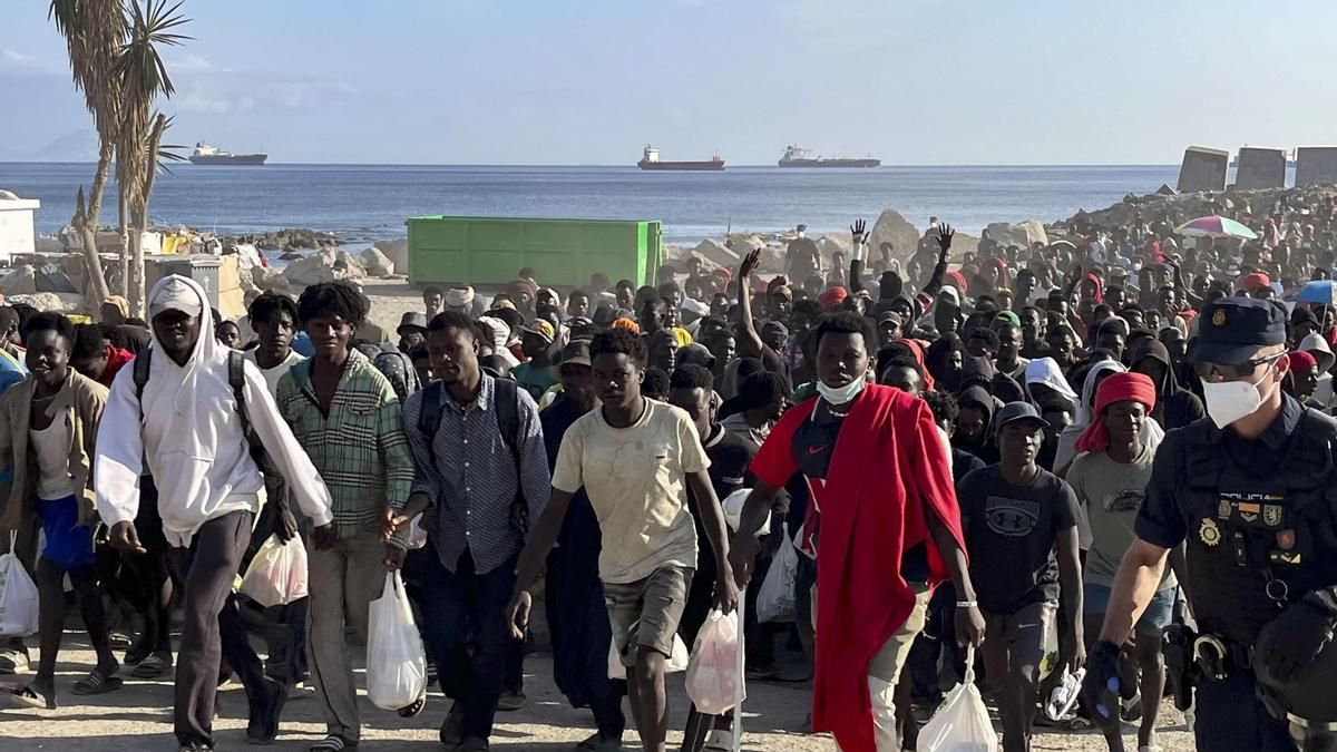 La policía traslada a miles de migrantes de la playa ceutí de Trampolín hacia los nuevos espacios de acogida