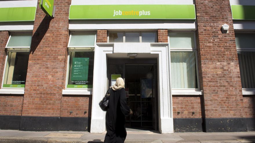 Una mujer se dirige a la entrada de un centro de empleo en Londres, Reino Unido. EFE/Hannah Mckay/Archivo