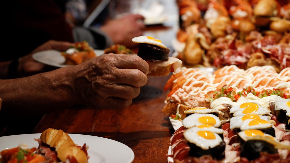 Barra de un bar de pintxos de la Parte Vieja de San Sebastián. EFE/Javier Etxezarreta