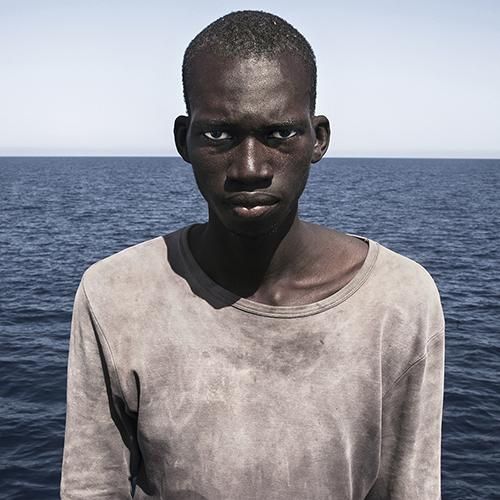 Amadou Sumaila, de 16 años y procedente de Mali, recién rescatado frente a la costa de Libia, donde fue secuestrado y encarcelado. Ahora vive en Sicilia. Esta foto recibió el premio del Taylor Wessing Photographic Portrait Prize de la National Portrait Gallery Foto: César Dezfuli