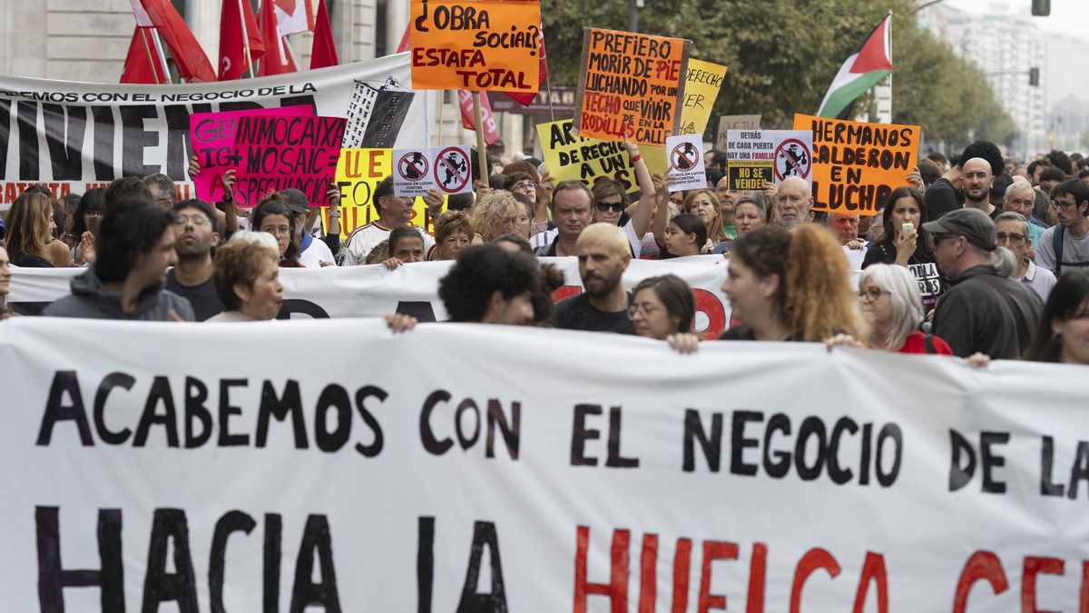 Más de 2.000 personas, según la Delegación del Gobierno, han salido a la calle este sábado en Santander para reclamar que la vivienda deje de ser un negocio.