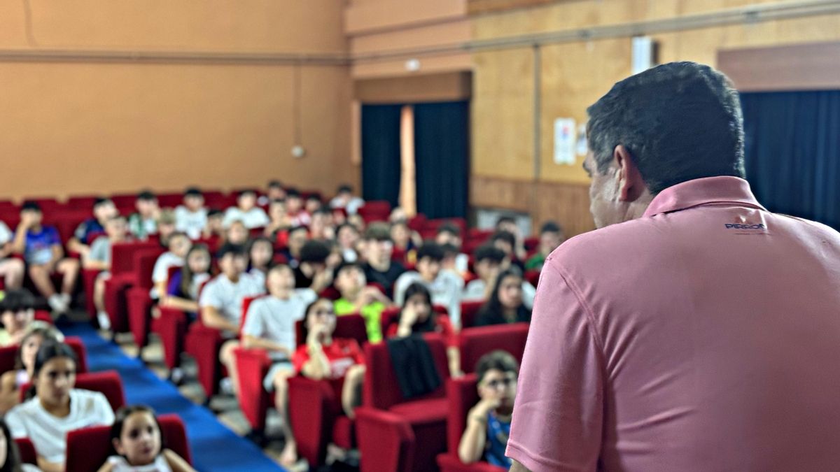 Piti Hurtado, hablando con participantes del Campux