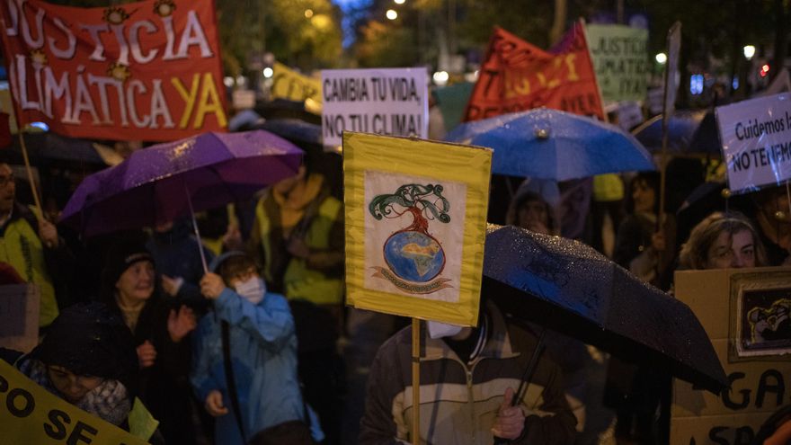 Los manifestantes han acudido a la concentración a pesar de la lluvia