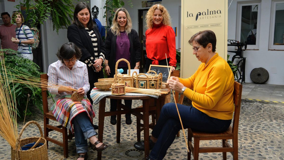 Las autoridades insulares y locales visitaron la Escuela de Artesanía.