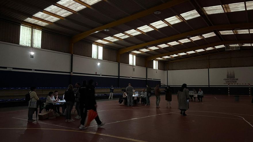 El colegio electoral Lamas Abade, en Santiago de Compostela, a oscuras