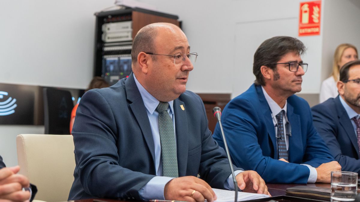 Fondenex advierte a Vox: cumplir las leyes o acabar "todos los días en los tribunales"