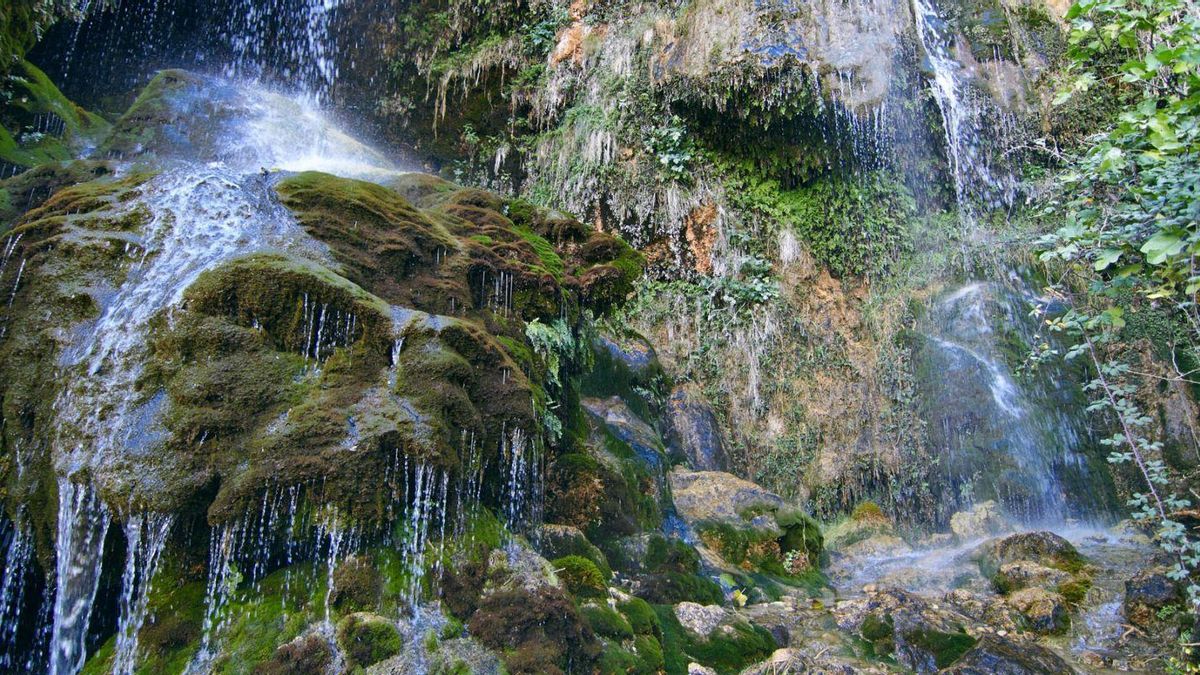 Escondida entre acebos y pinos, la cascada de esta sierra es de gran valor ecológico y en ocasiones genera estalactitas