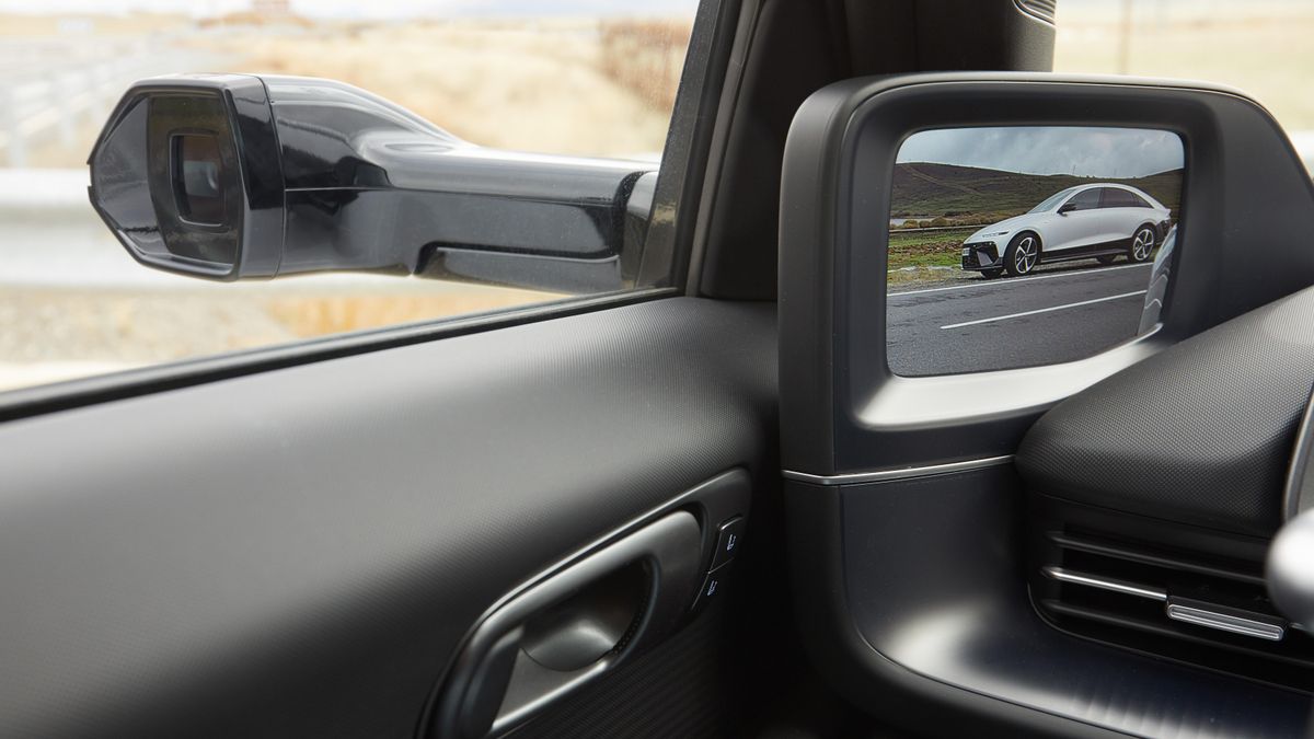 Cámara exterior, sustituyendo a los retrovisores, y la pantalla interior donde se proyecta la imagen