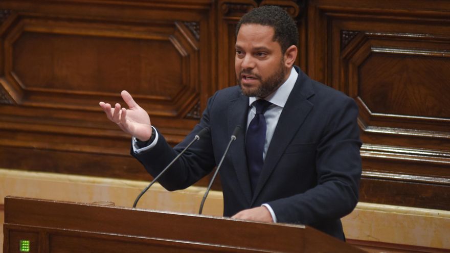 Archivo - El secretario general de VOX, Ignacio Garriga, interviene durante el pleno del Parlament, a 6 de mayo de 2025, en Barcelona, Catalunya (España).