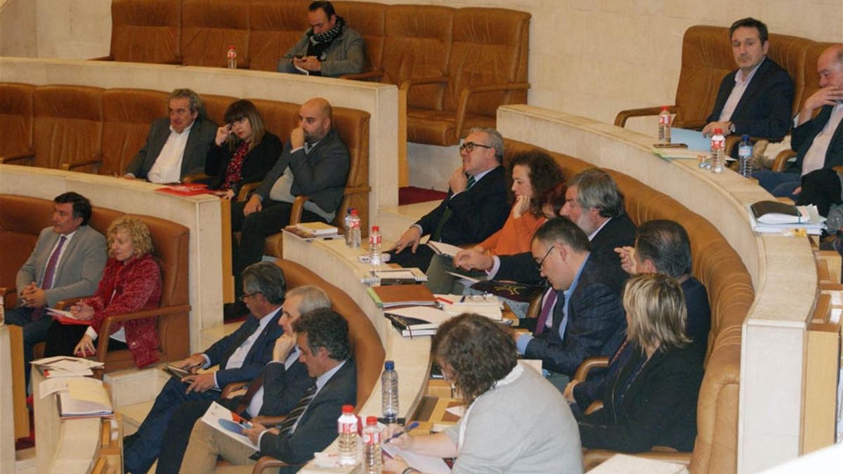 Blanco, al fondo, en solitario; y Ordóñez, en primer plano, sentada en la bancada regionalista.