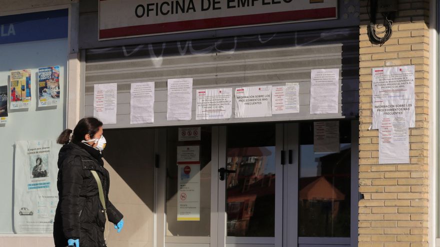 Una mujer pasa ante una oficina de empleo en Madrid. EFE/JuanJo Martín/Archivo