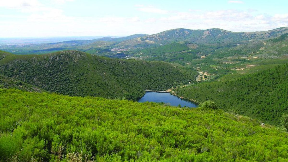 La red de senderos de la Sierra de Gata que une varios caminos marcados por el agua entre piscinas naturales y arroyos