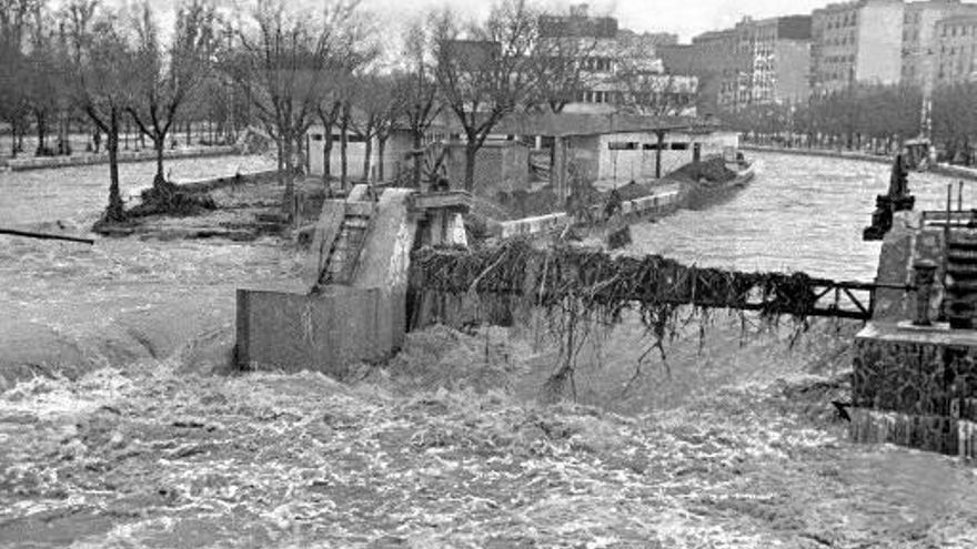 De un ruego a los Reyes Católicos hasta las riadas del siglo XX en Madrid: cómo afectaron otras crecidas del Manzanares