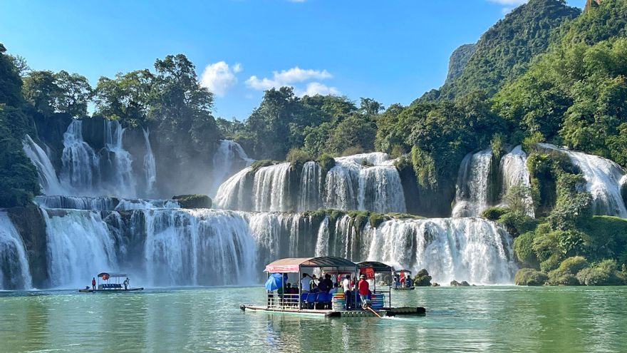 Con 50 metros de altura y 300 de anchura, es considerada la cascada más grande de todo el Sudeste Asiático