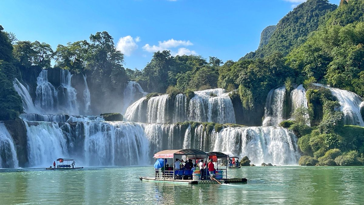 Con 50 metros de altura y 300 de anchura, es considerada la cascada más grande de todo el Sudeste Asiático