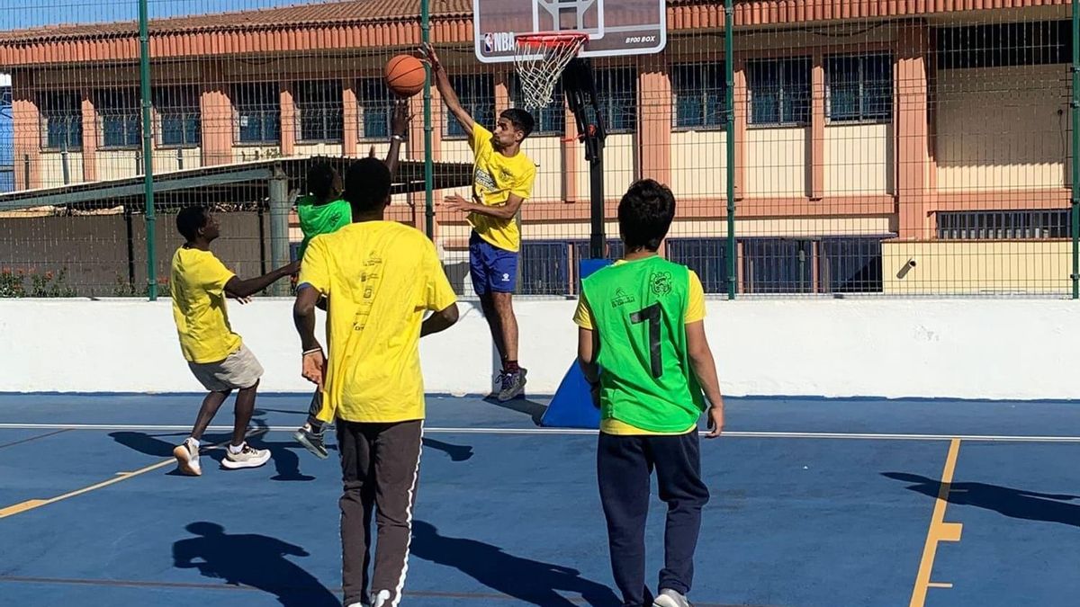 ‘Baloncesto entre adolescentes’ llega al CEIP Camino de la Villa