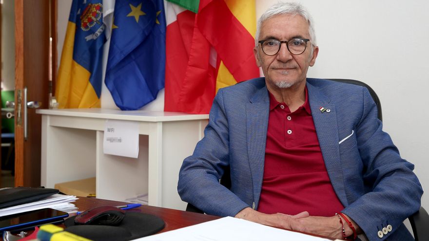 Giuseppe Bucceri, presidente de la Asociación de Pensionistas Italianos y Compatriotas en el Extranjero (APICE), en su despacho en Playa del Inglés (Gran Canaria)