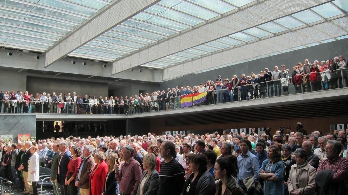 El Parlamento de Navarra rinde homenaje a los representantes públicos asesinados tras el golpe de Estado de 1936