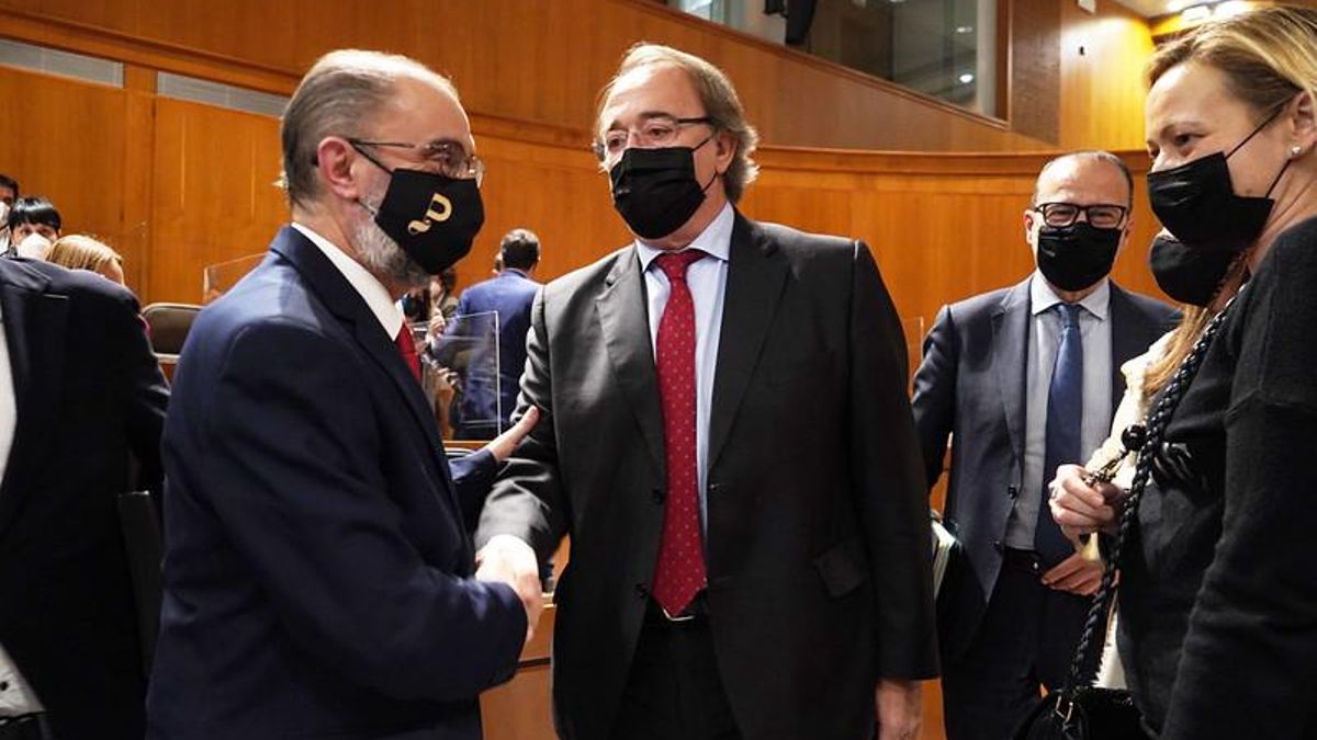 El presidente Javier Lambán saluda al consejero de Hacienda, Carlos Pérez Anadón, en una pleno reciente