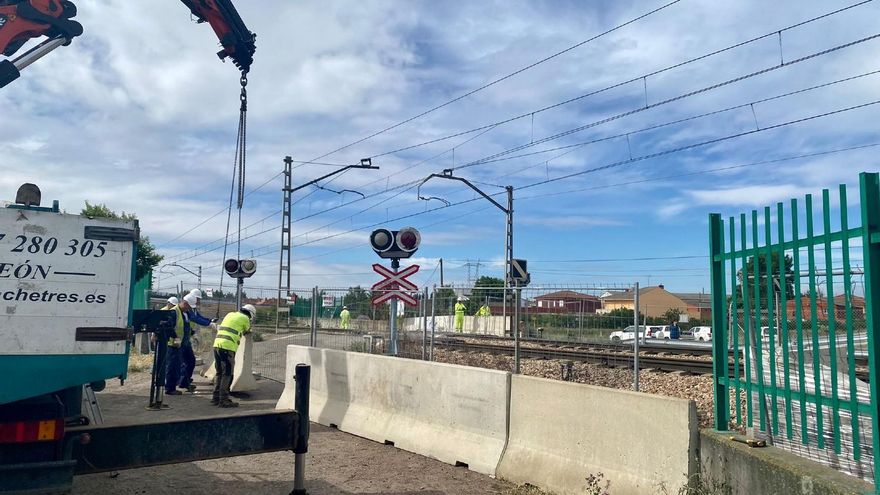 Adif cierra dos pasos a nivel en San Andrés del Rabanedo antes de abrir al tráfico el tramo de San Juan de Dios.