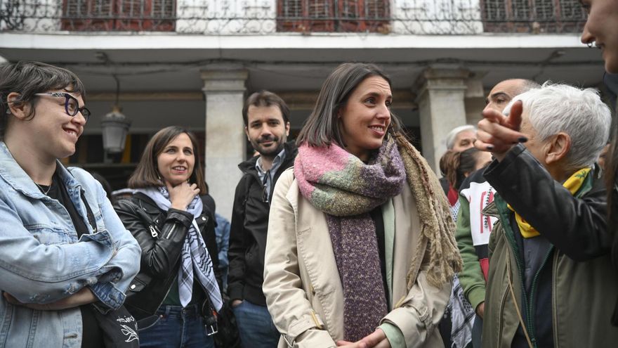La canadidata de Podemos a las elecciones europeas, Irene Montero (2d) y la exministra y líder de la formación Ione Belarra, (2i) durante la concentración convocada por la Coordinadora de Madrid por Palestina, celebrada este miércoles en Madrid.